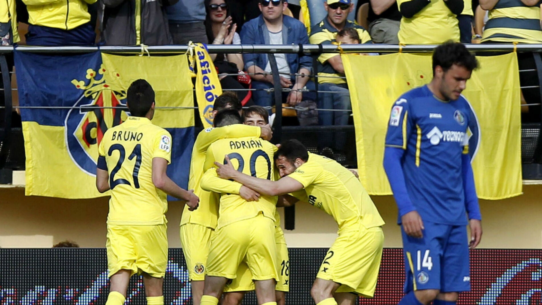 Los jugadores del Villarreal celebran el gol de Denis Su&aacute;rez contra el Getafe