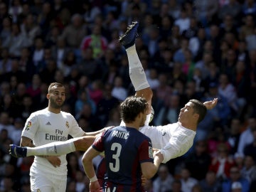Cristiano Ronaldo realiza una chilena en el partido contra el Eibar