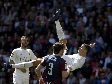 Cristiano Ronaldo realiza una chilena en el partido contra el Eibar Cristiano Ronaldo realiza una chilena en el partido contra el Eibar