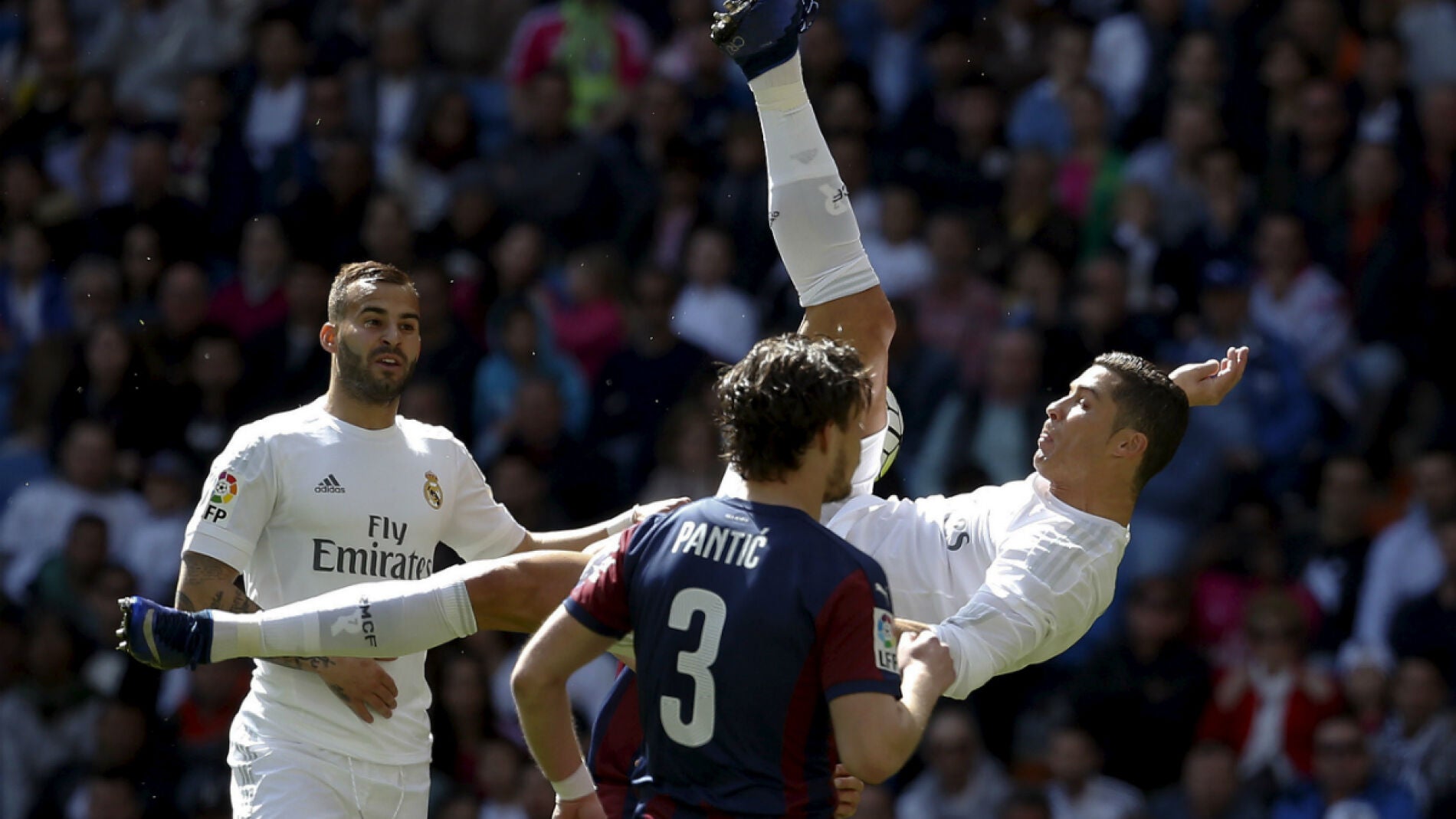 Cristiano Ronaldo realiza una chilena en el partido contra el Eibar