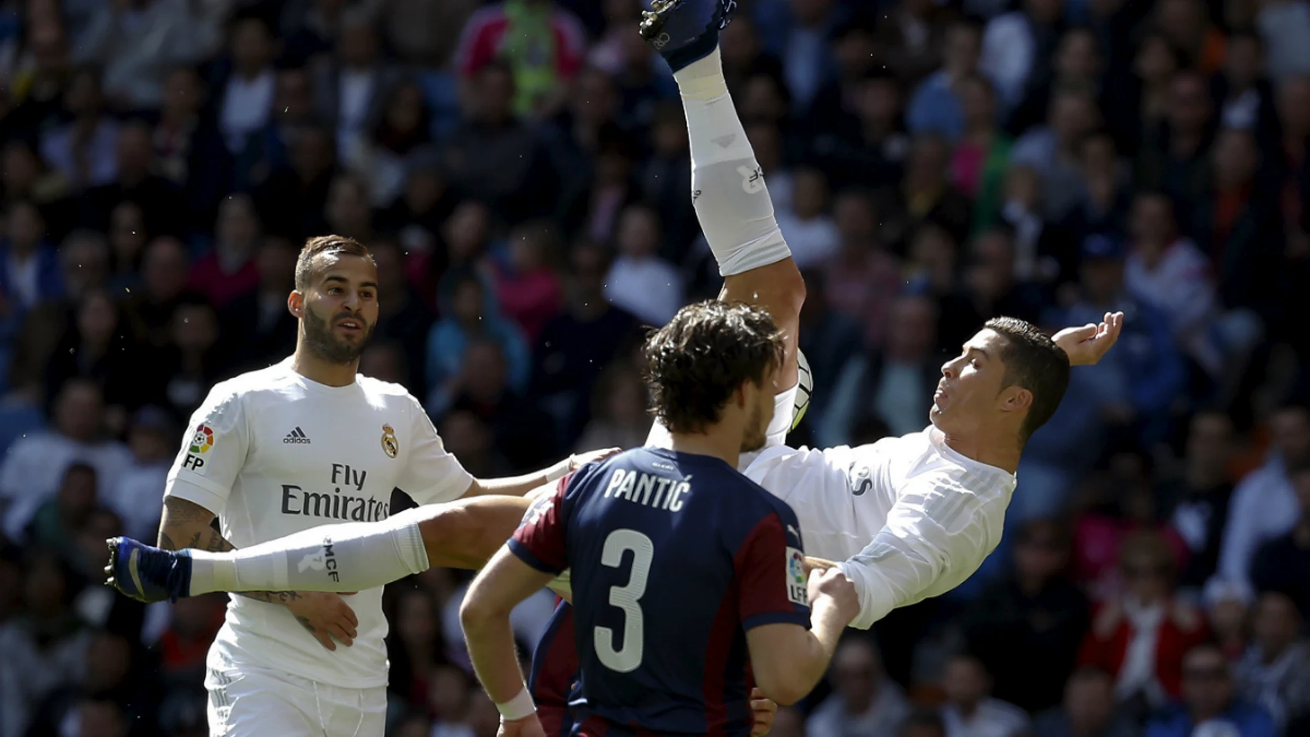 Cristiano Ronaldo realiza una chilena en el partido contra el Eibar Cristiano Ronaldo realiza una chilena en el partido contra el Eibar