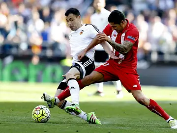 Javi Fuego y Vitolo pelean por el balón Javi Fuego y Vitolo pelean por el balón