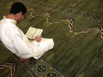 Un hombre reza en el Centro Cultural Islámico de Madrid (conocido como mezquita de la M-30) Un hombre reza en el Centro Cultural Islámico de Madrid (conocido como mezquita de la M-30)
