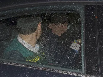 Mario Conde abandona su domicilio detenido Mario Conde abandona su domicilio detenido