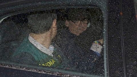 Mario Conde abandona su domicilio detenido