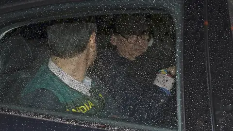 Mario Conde abandona su domicilio detenido Mario Conde abandona su domicilio detenido