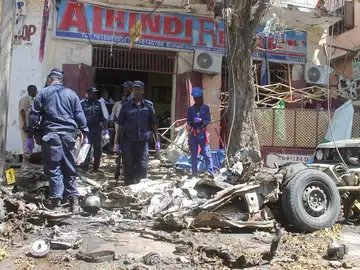 Imagen de archivo de los restos del coche bomba que ha explotado en Mogadiscio Imagen de archivo de los restos del coche bomba que ha explotado en Mogadiscio