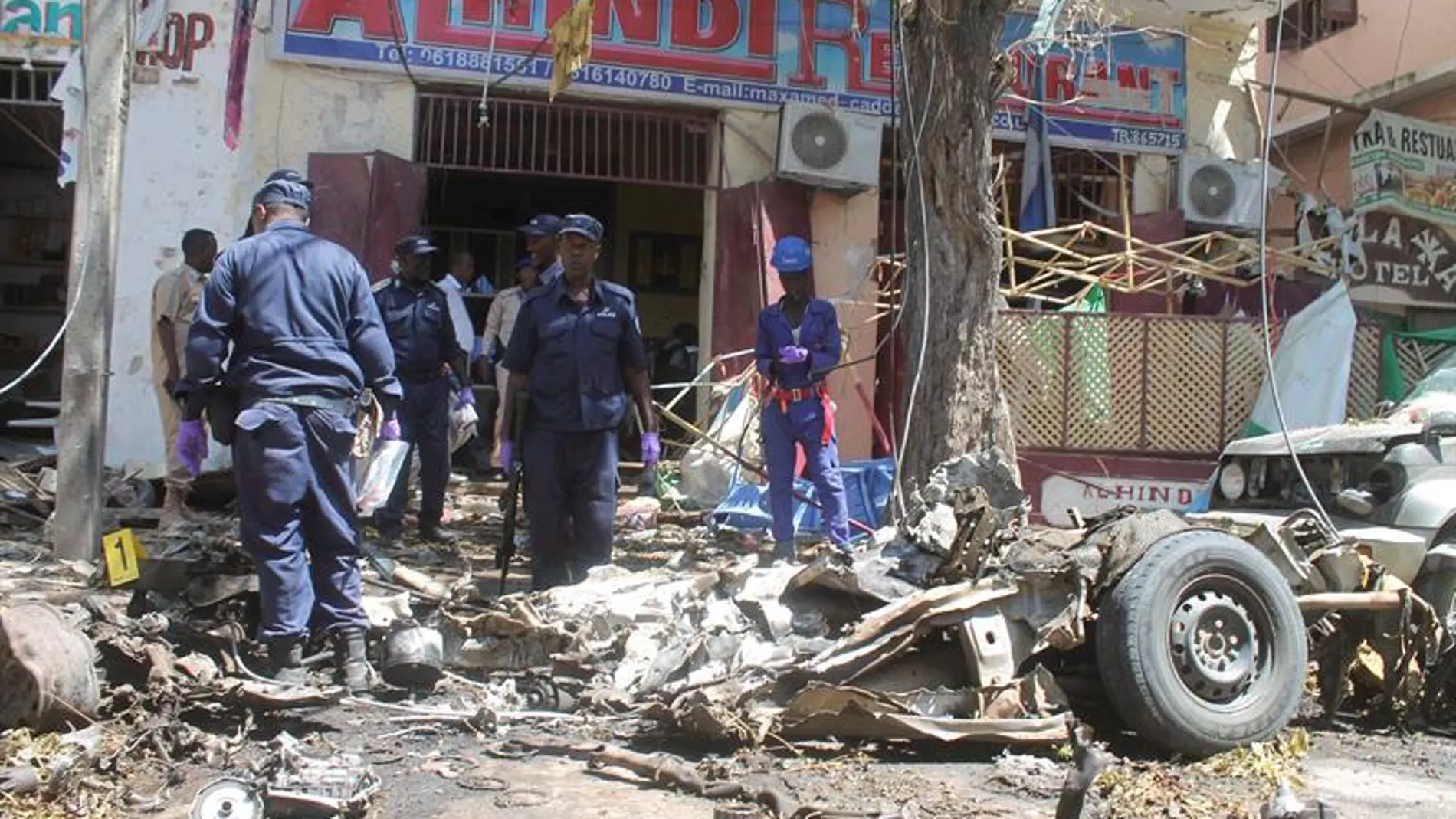 Imagen de archivo de los restos del coche bomba que ha explotado en Mogadiscio Imagen de archivo de los restos del coche bomba que ha explotado en Mogadiscio