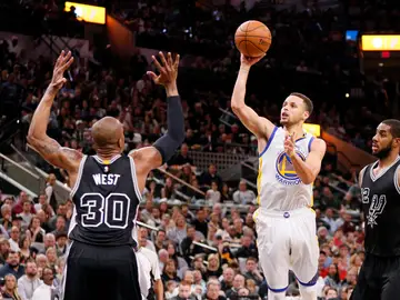 Stephen Curry lanza a canasta en el partido ante los Spurs Stephen Curry lanza a canasta en el partido ante los Spurs