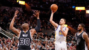 Stephen Curry lanza a canasta en el partido ante los Spurs