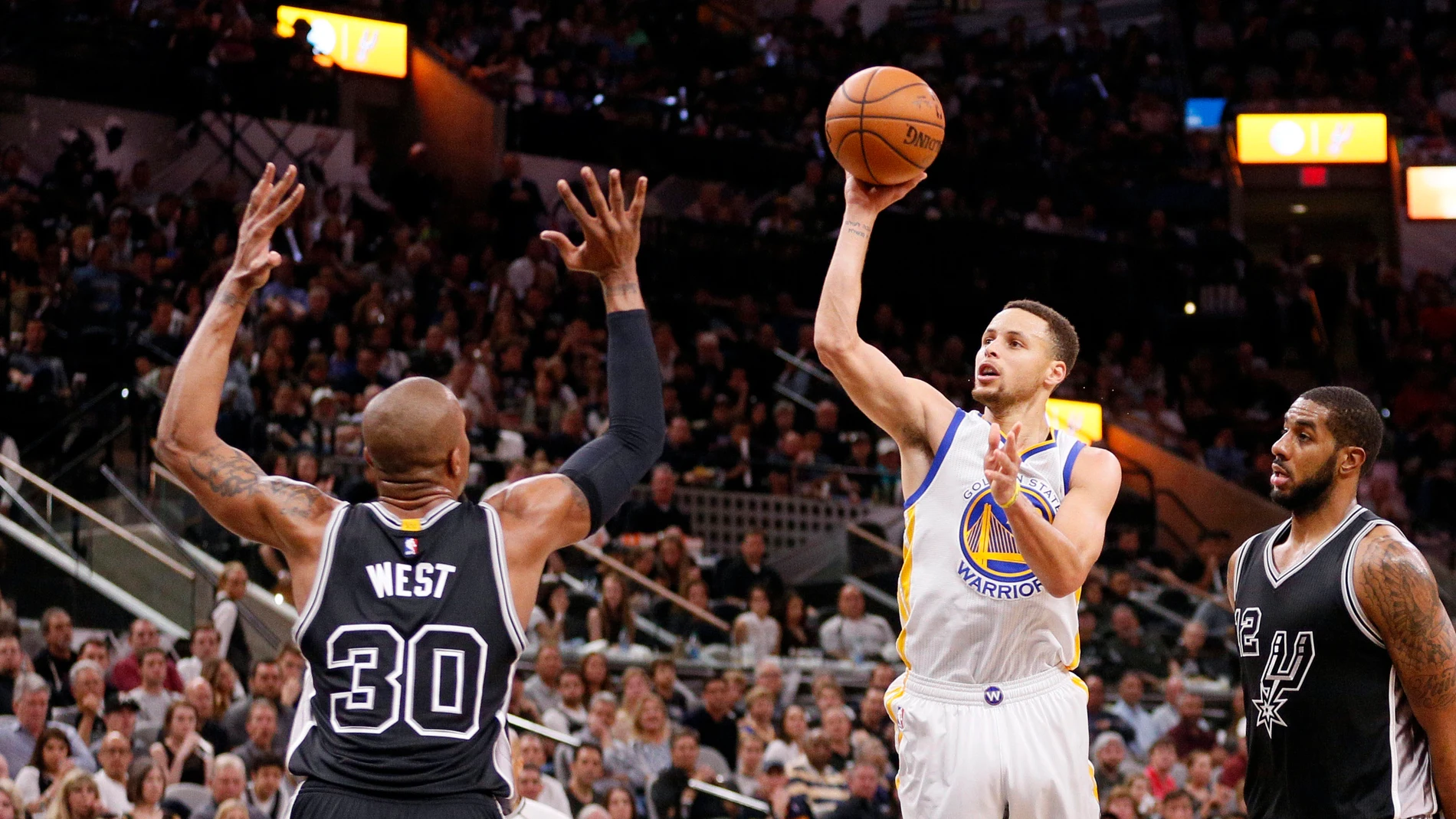 Stephen Curry lanza a canasta en el partido ante los Spurs Stephen Curry lanza a canasta en el partido ante los Spurs