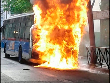 El autobús de la EMT incendiado