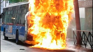 El autobús de la EMT incendiado