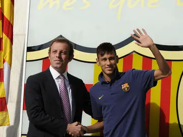 Neymar posa con Rosell tras firmar el contrato con el Barcelona Neymar posa con Rosell tras firmar el contrato con el Barcelona