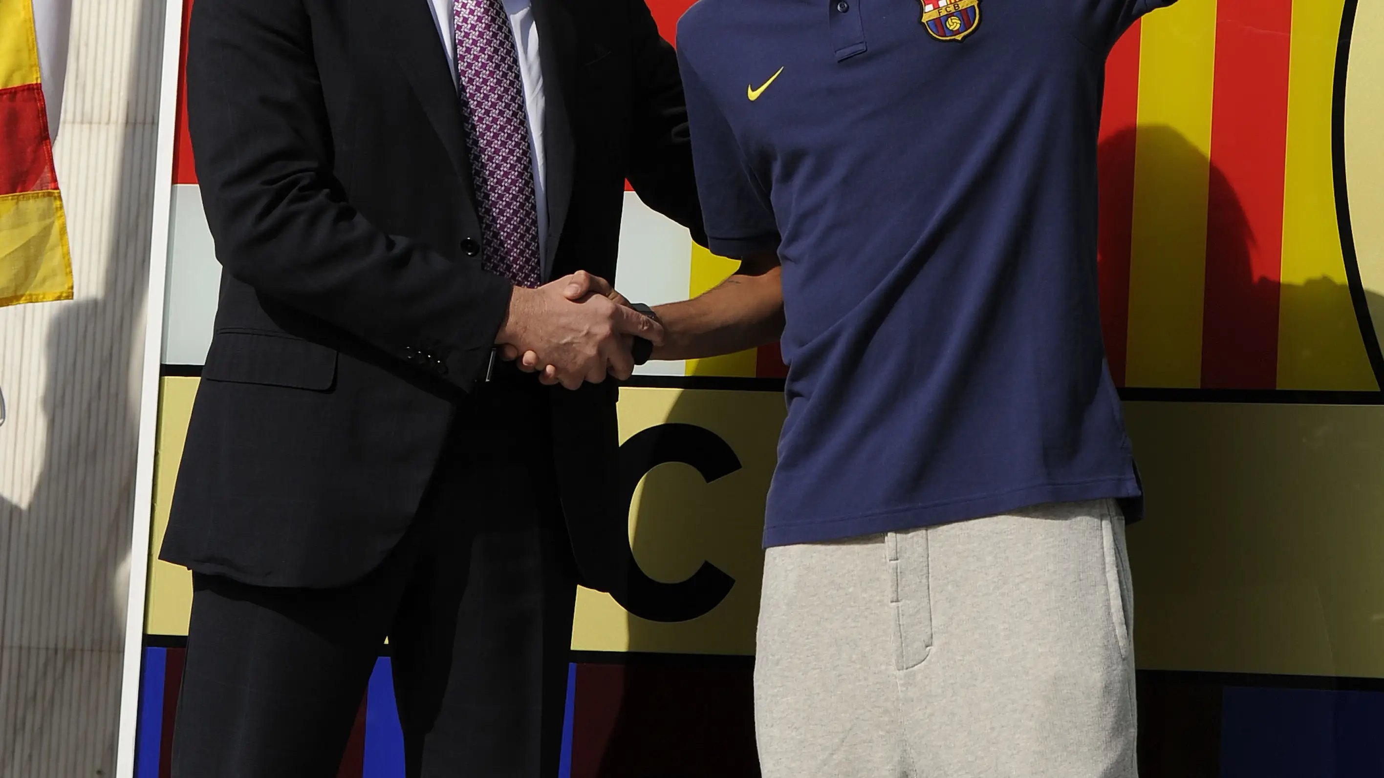Neymar posa con Rosell tras firmar el contrato con el Barcelona