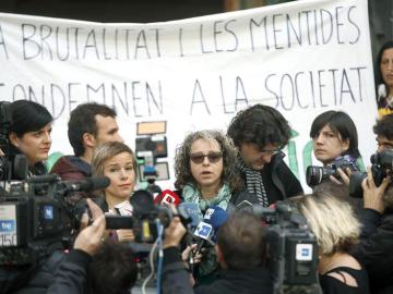 Ester Quintana (c), la manifestante que perdió el ojo por una pelota de goma disparada por los mossos