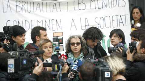 Ester Quintana (c), la manifestante que perdi&oacute; el ojo por una pelota de goma disparada por los mossos