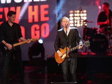 Bryan Adams durante una actuación Bryan Adams durante una actuación