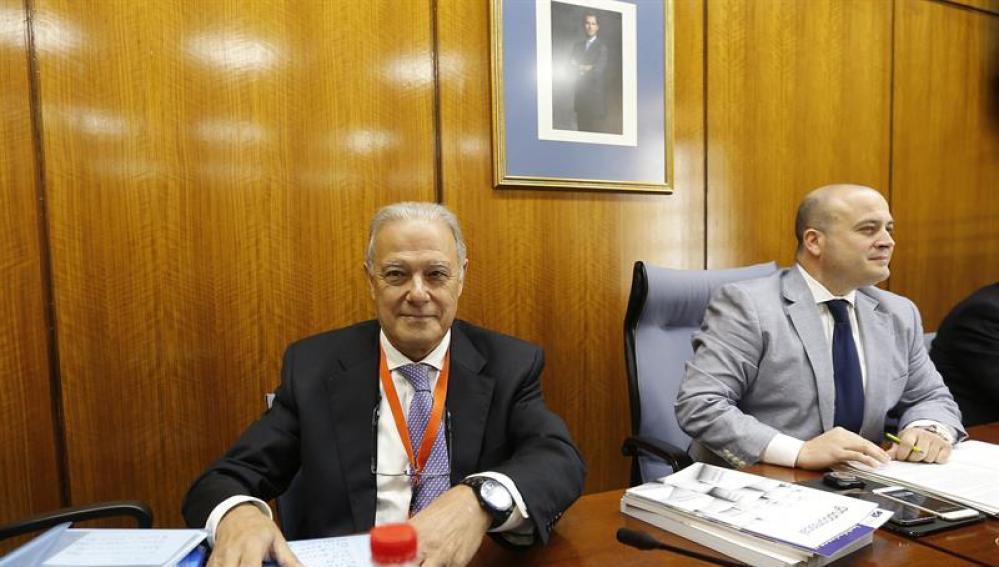 El exconsejero de Hacienda Ángel Ojeda junto al presidente de la comisión y diputado por Ciudadanos, Julio Díaz