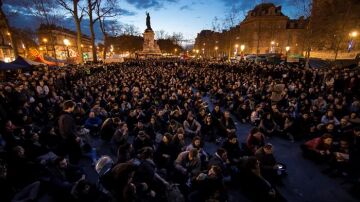 Manifestantes en la Plaza de la República de París