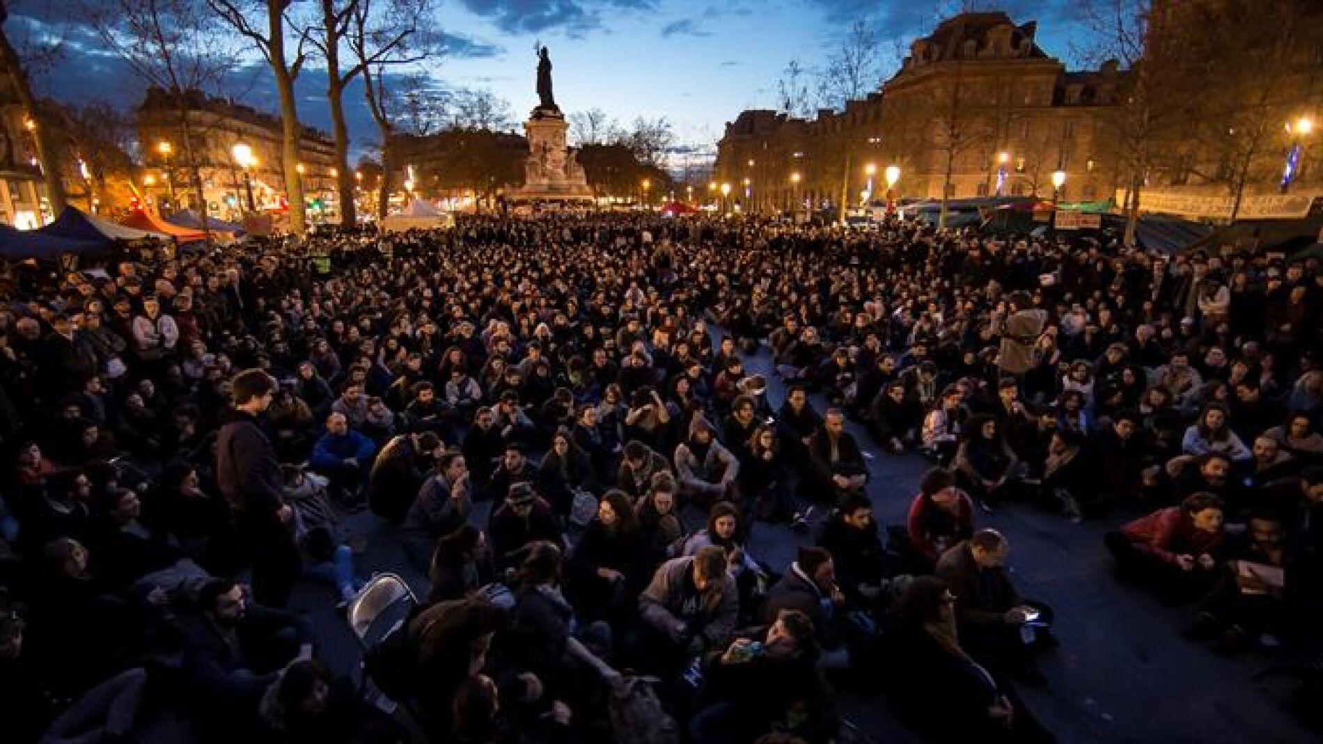 Manifestantes en la Plaza de la Rep&uacute;blica de Par&iacute;s
