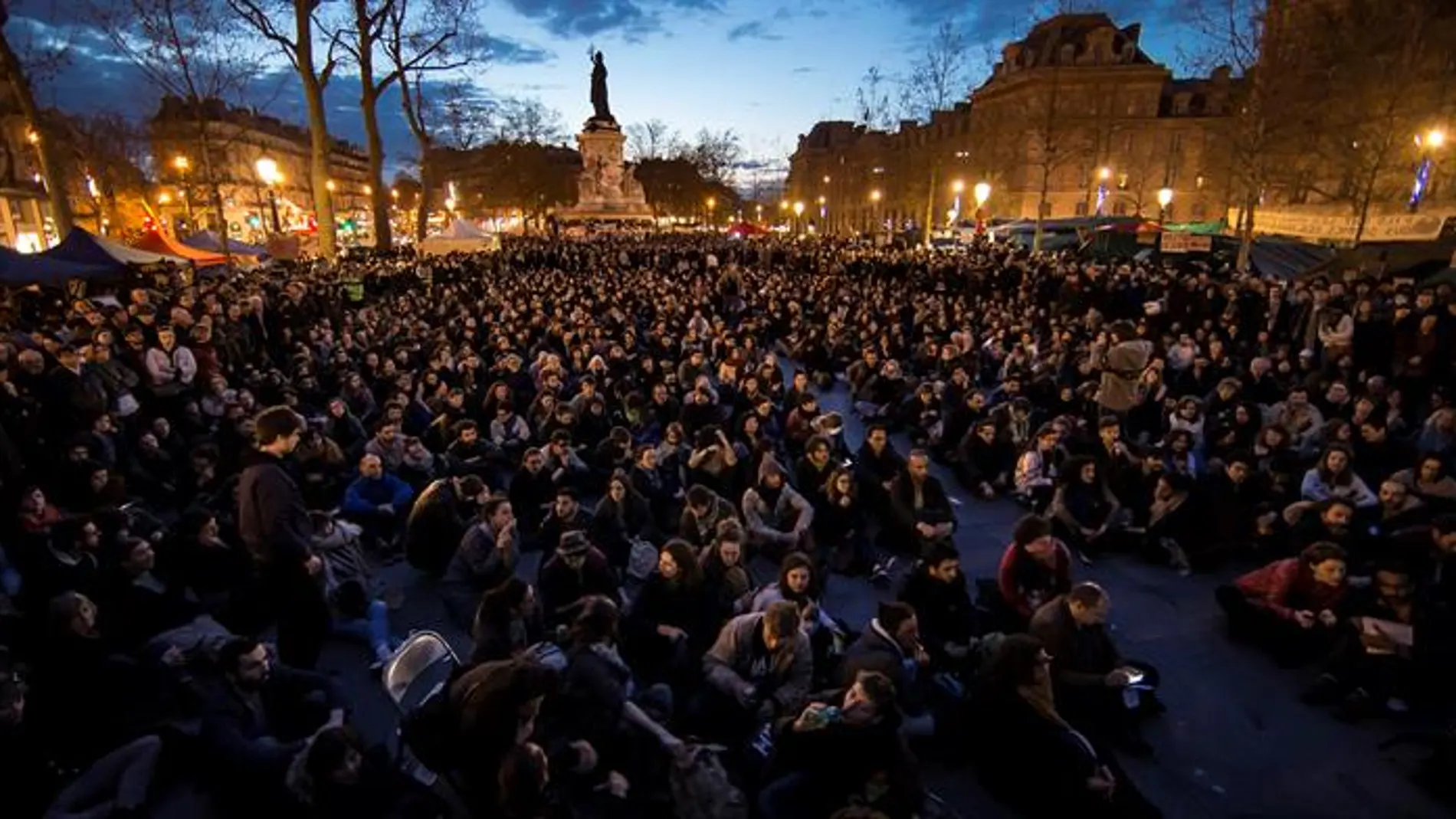 Manifestantes en la Plaza de la República de París Manifestantes en la Plaza de la República de París