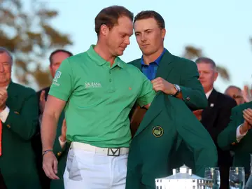 Jordan Spieth entrega la Chaqueta Verde a Danny Willett Jordan Spieth entrega la Chaqueta Verde a Danny Willett
