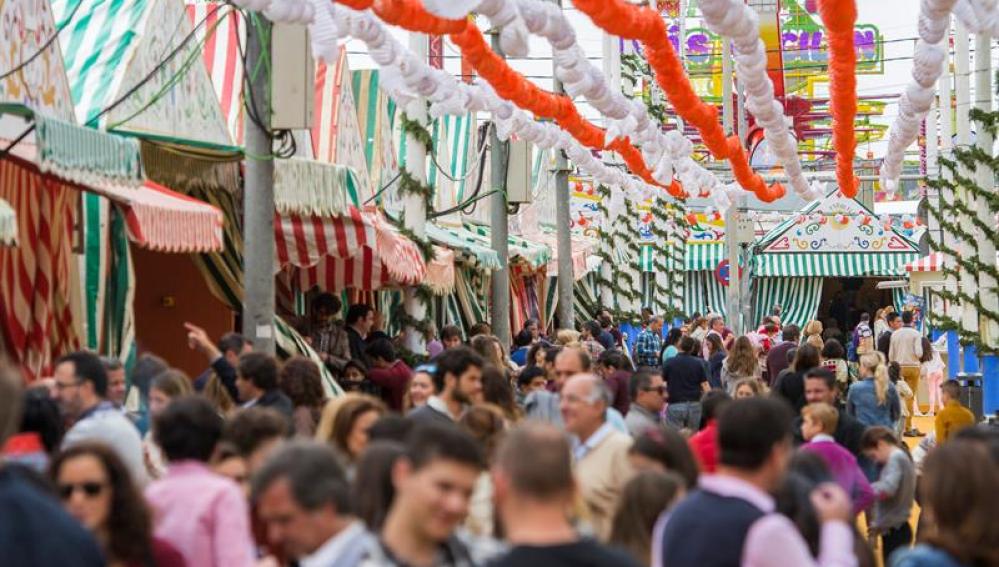 Público camina por El Real de la Feria de Abril de Sevilla
