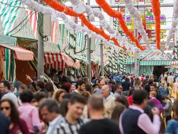 Público camina por El Real de la Feria de Abril de Sevilla Público camina por El Real de la Feria de Abril de Sevilla