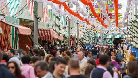 Público camina por El Real de la Feria de Abril de Sevilla Público camina por El Real de la Feria de Abril de Sevilla