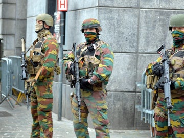 Militares belgas en el barrio de Molenbeek