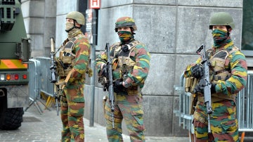 Militares belgas en el barrio de Molenbeek