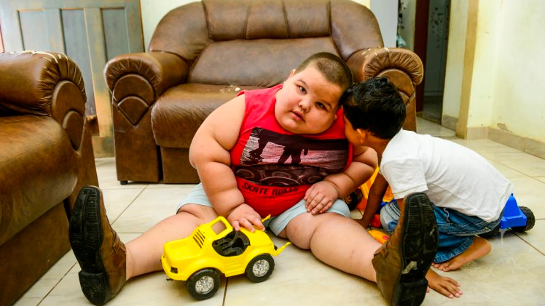 Misael juega en casa con un niño Misael juega en casa con un niño