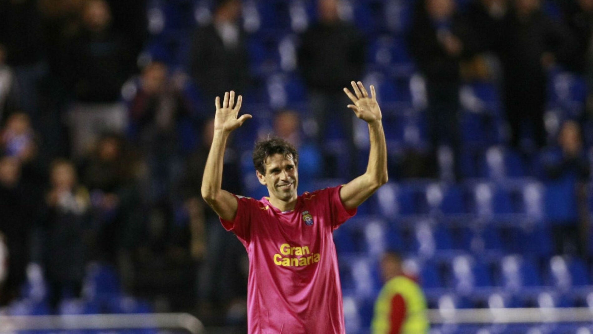 Valer&oacute;n, ovacionado en su vuelta a Riazor