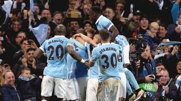 Los jugadores del City celebran el gol de Kevin de Bruyne