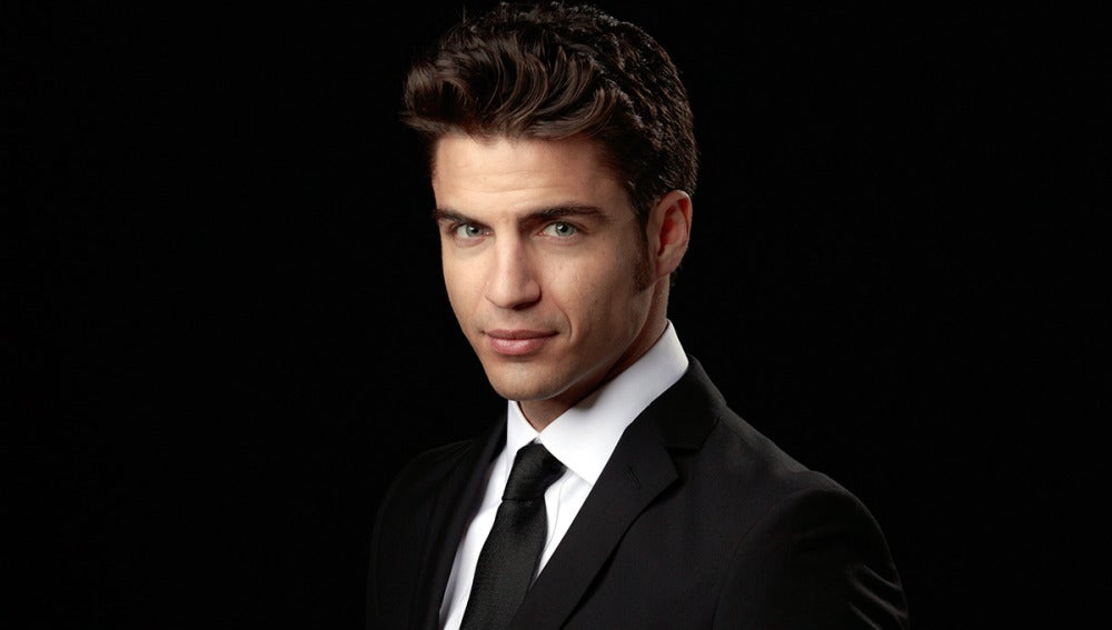 Maxi Iglesias es Roberto, hermano de Eduardo
