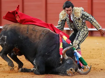 El diestro Morante de la Puebla en el segundo de su lote en la corrida de abono de la Feria de Abril El diestro Morante de la Puebla en el segundo de su lote en la corrida de abono de la Feria de Abril