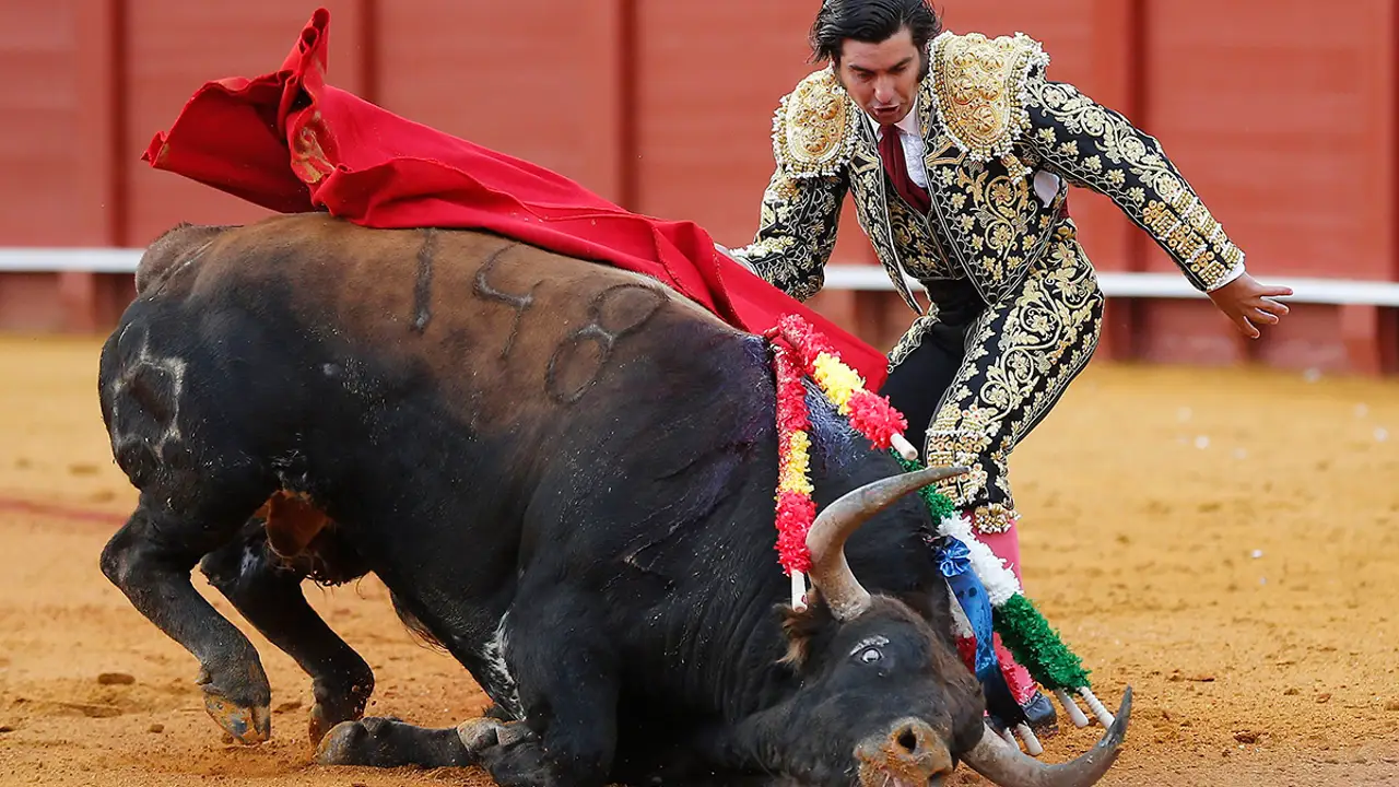 El diestro Morante de la Puebla en el segundo de su lote en la corrida de abono de la Feria de Abril