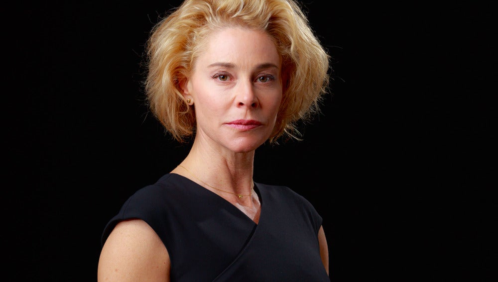 Belén Rueda es Claudia, esposa del embajador