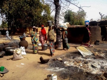 Varias mujeres abandonan un pueblo en Nigeria por el ataque de Boko Haram