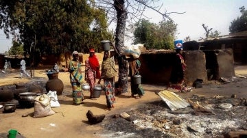 Varias mujeres abandonan un pueblo en Nigeria por el ataque de Boko Haram