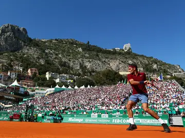 Roger Federer resta una pelota ante Guillermo García López Roger Federer resta una pelota ante Guillermo García López