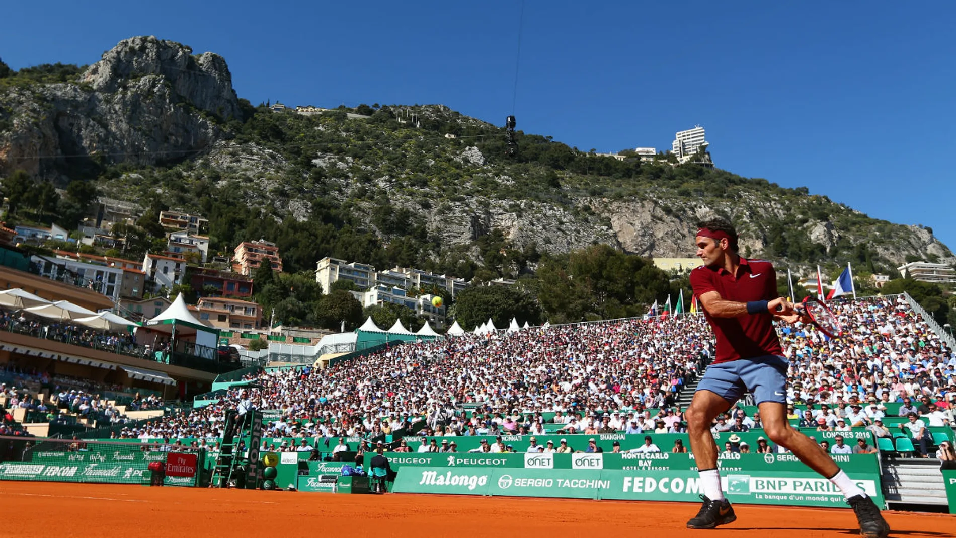 Roger Federer resta una pelota ante Guillermo García López Roger Federer resta una pelota ante Guillermo García López