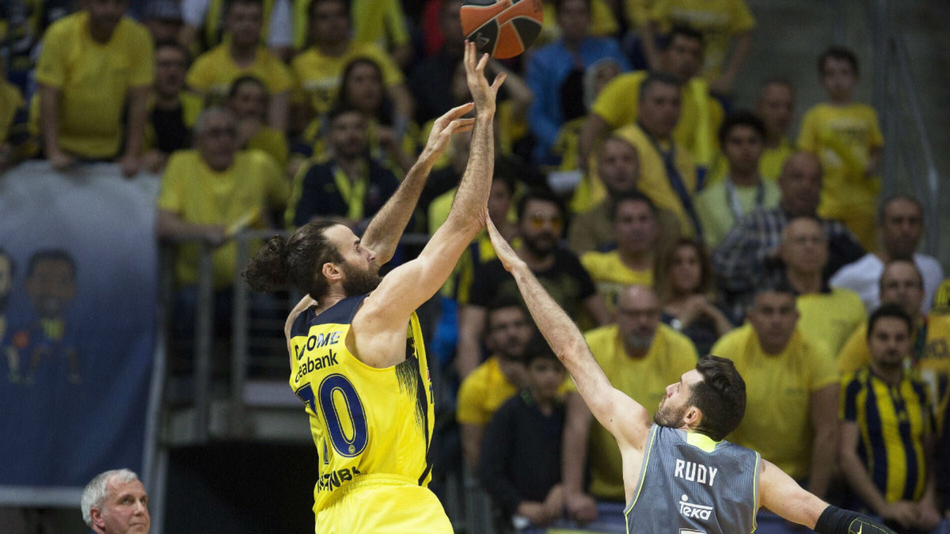 Rudy Fern&aacute;ndez punteando a Luigi Datome