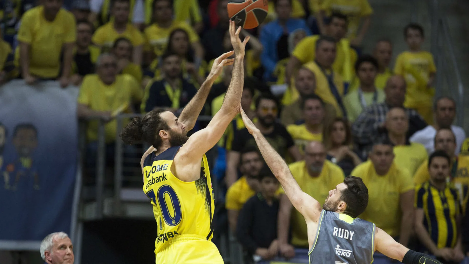 Rudy Fernández punteando a Luigi Datome Rudy Fernández punteando a Luigi Datome