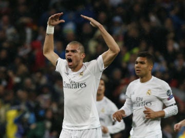 Pepe animando enérgicamente al Bernabéu