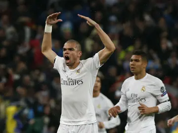 Pepe animando enérgicamente al Bernabéu Pepe animando enérgicamente al Bernabéu