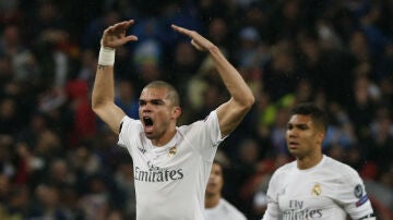 Pepe animando en&eacute;rgicamente al Bernab&eacute;u