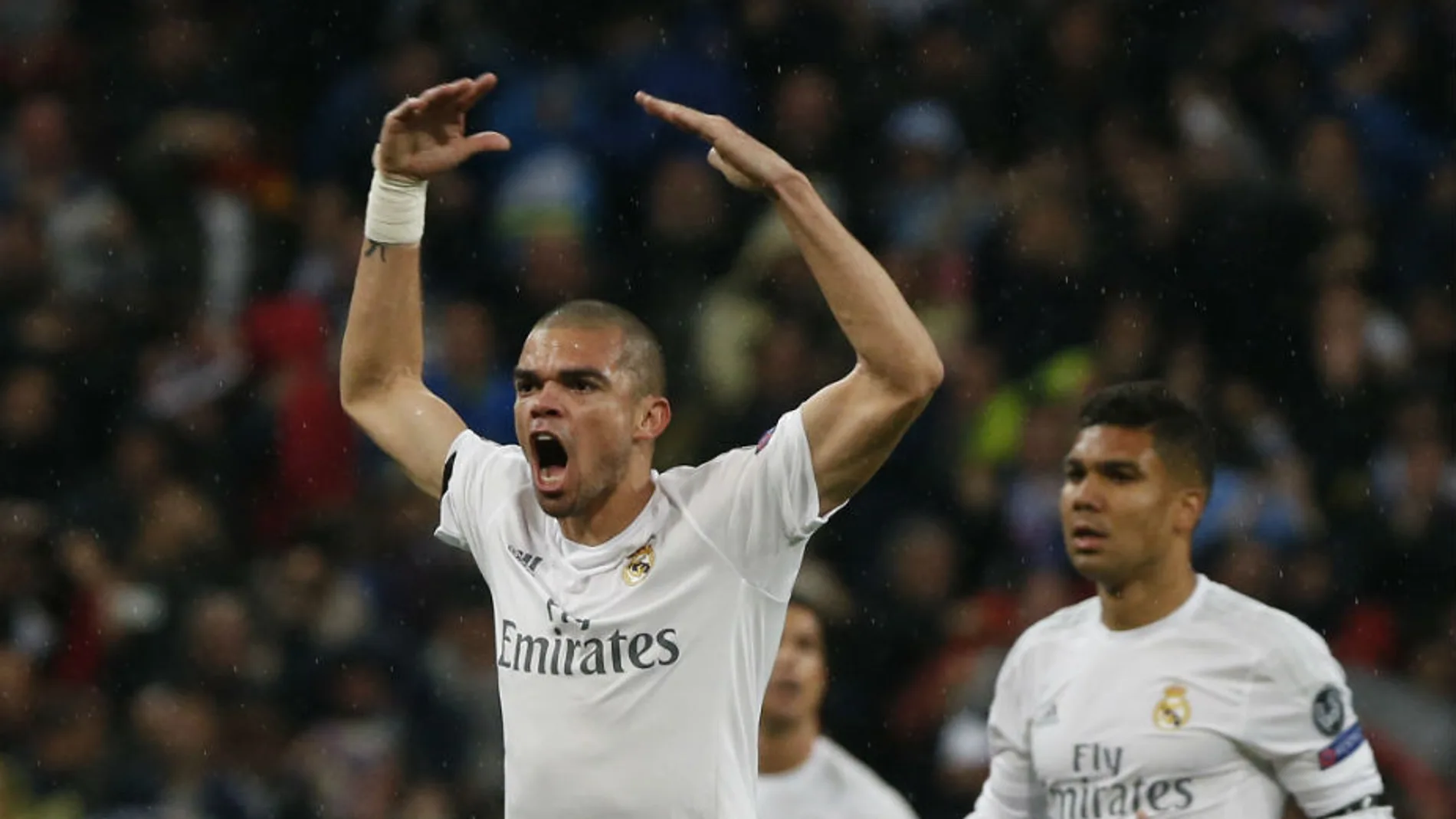 Pepe animando enérgicamente al Bernabéu Pepe animando enérgicamente al Bernabéu