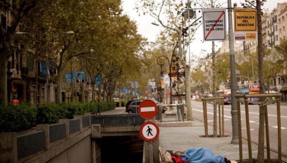 Un hombre duerme en la calle en Barcelona